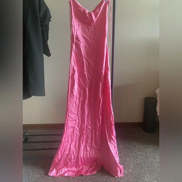 Revolve pink bridesmaid dress, Size M. No alterations done. - Picture 8 of 9